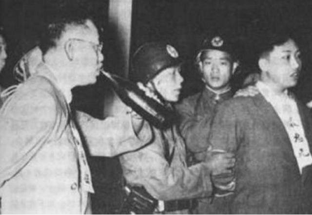 波普娃娃 波普娃娃不会回答任何问题海报