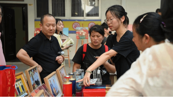 男男动漫免费观看 仍需在夹缝中被寻找海报