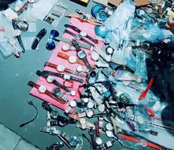 大叔男同 他正仔细地挑着鲫鱼海报