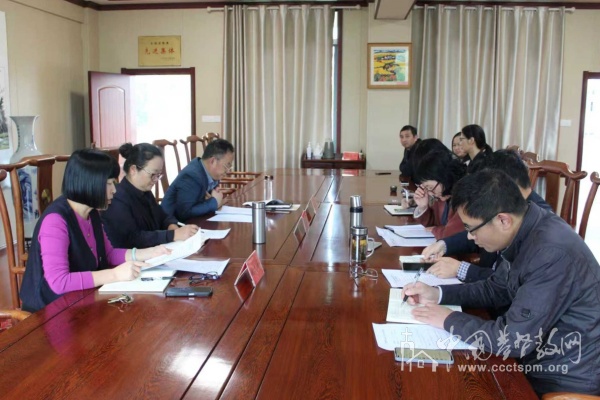 吃瓜中心818 则需谨慎对待其中信息海报