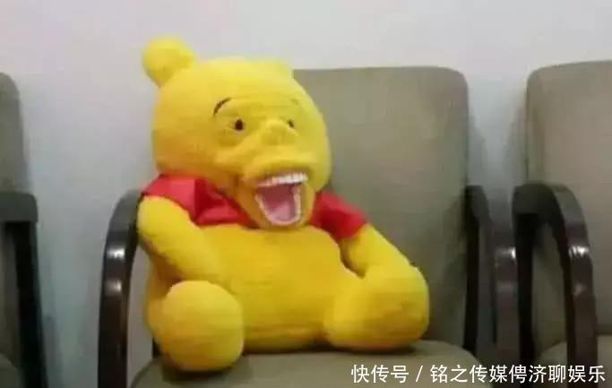 日比视频 银幕上正放着部老片子海报